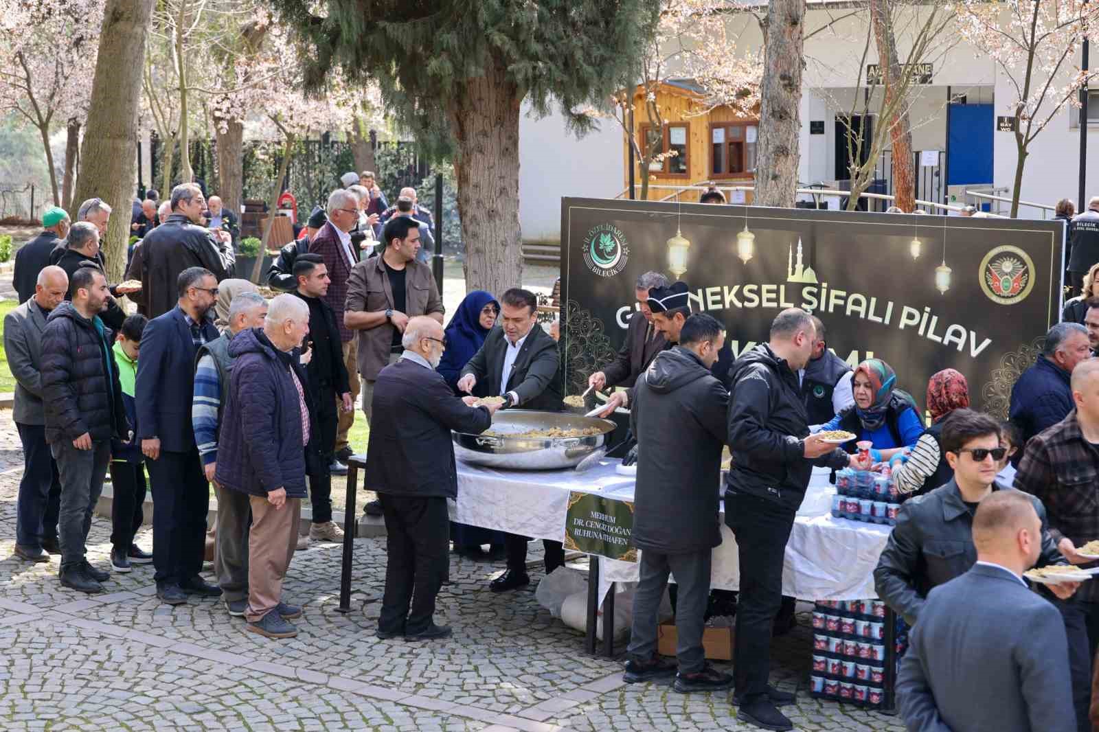 Vali Sözer’den Şeyh Edebali Türbesi’nde vatandaşlara şifalı pilav ikramı
