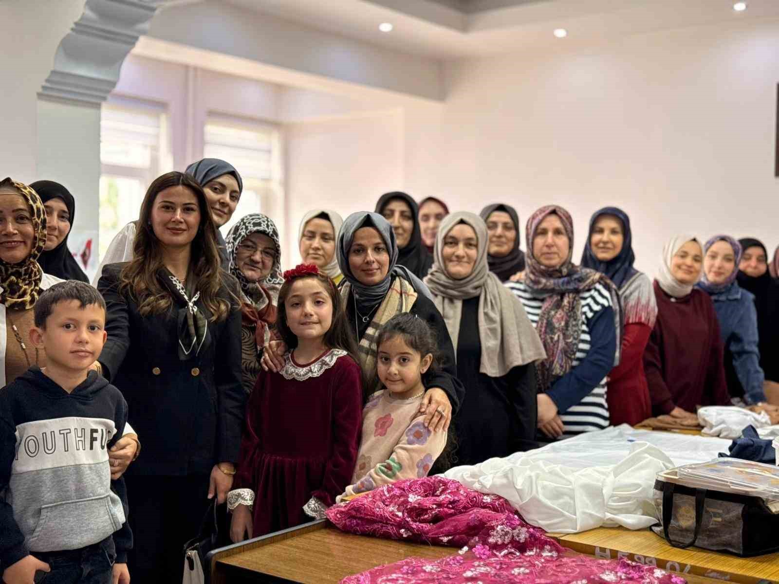 Vali Sözer’in eşi Söğüt’te temaslarda bulundu
Vali Sözer’in eşi Söğüt’te temaslarda bulundu