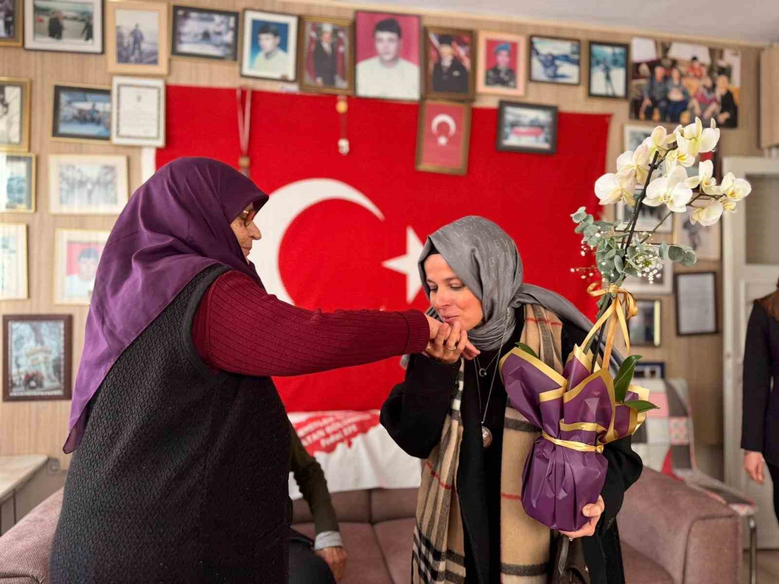 Vali Sözer’in eşi Söğüt’te temaslarda bulundu
Vali Sözer’in eşi Söğüt’te temaslarda bulundu