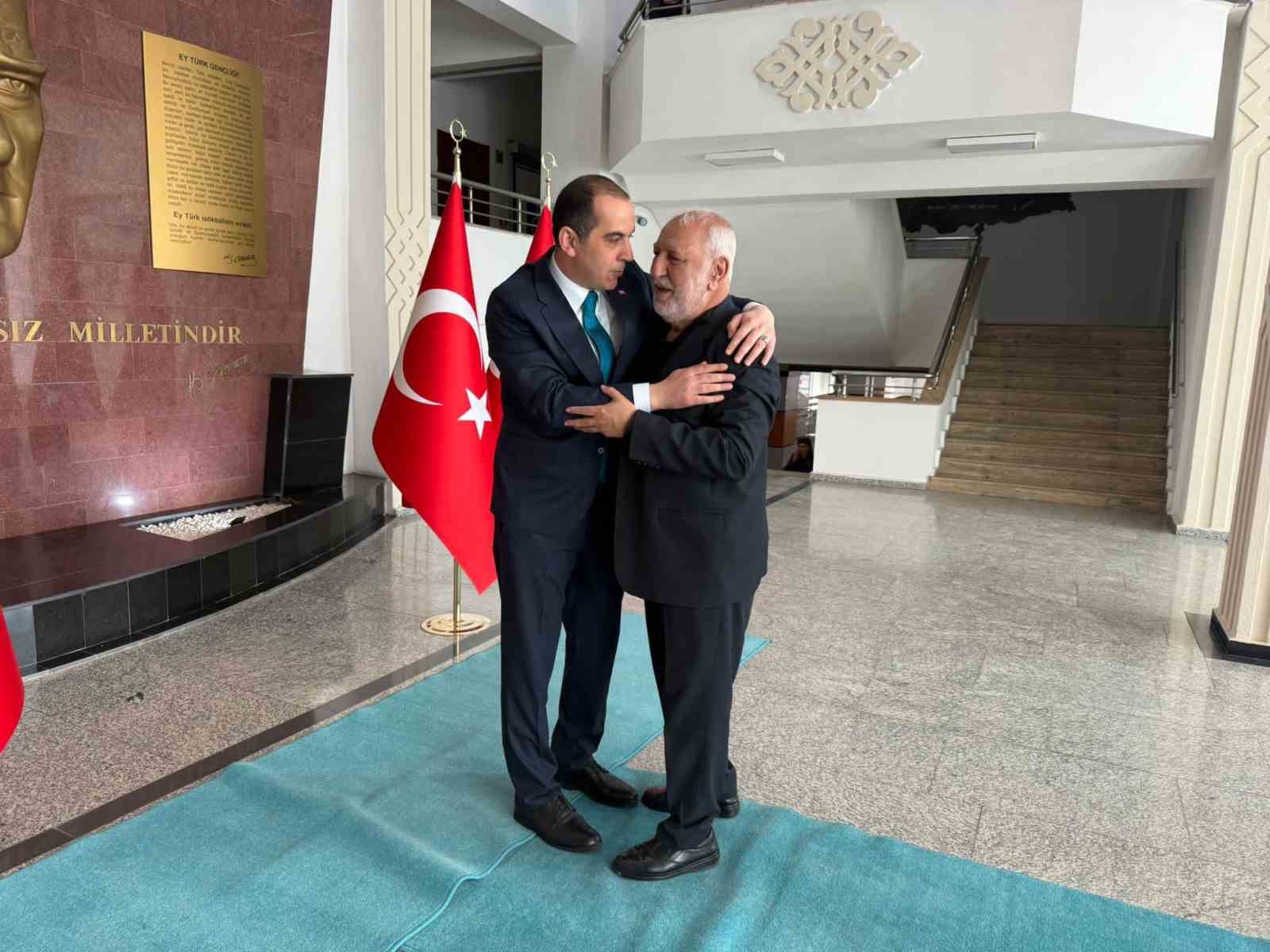 Vali Taşolar bayram geleneğini sürdürdü, çocuklara harçlık verdi
