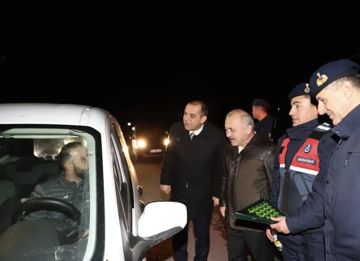 Vali Taşolar, görev başındaki ekiplerin yeni yılını kutladı
