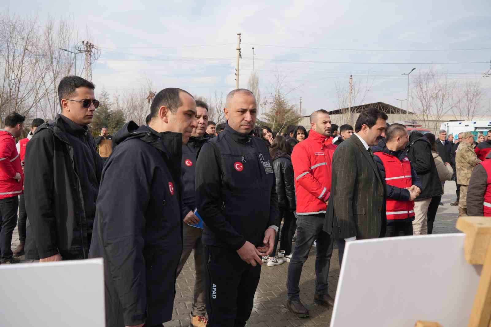 Vali Taşolar, minik AFAD gönüllüsü Poyraz Ege ile bir araya geldi
