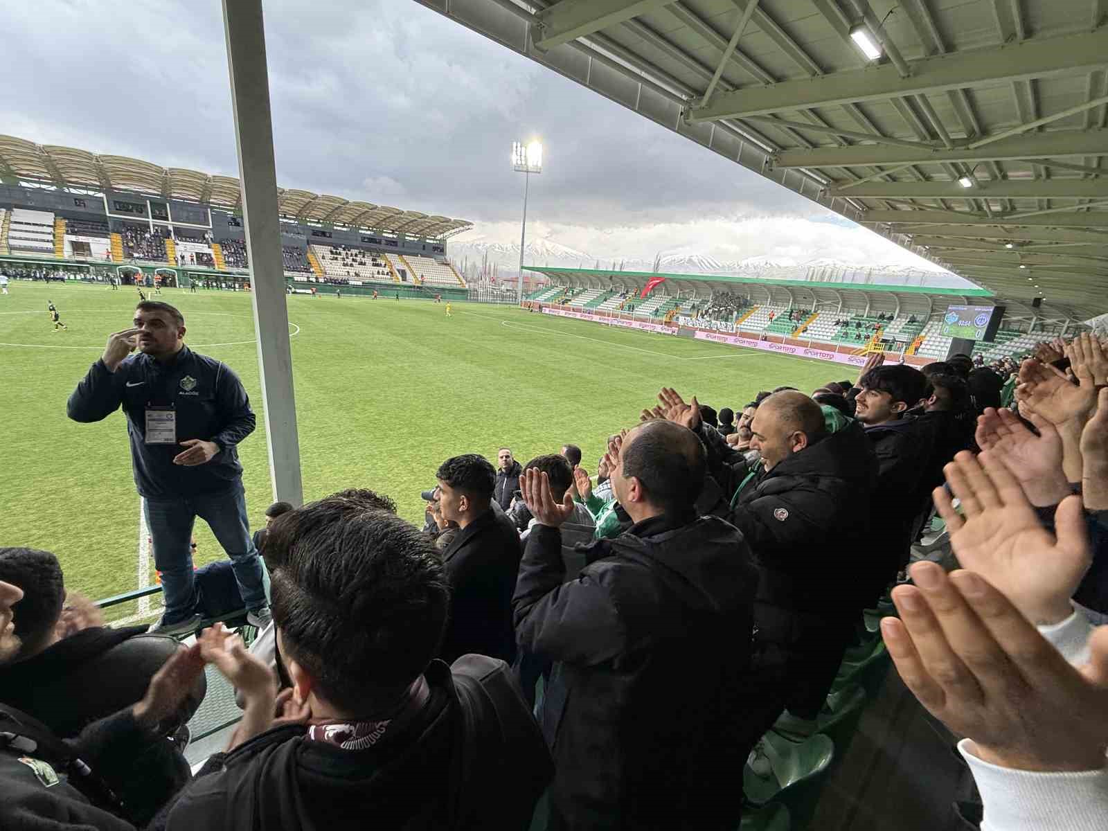 Vali Taşolar tribünde taraftarlarla omuz omuza tezahürat yaptı
