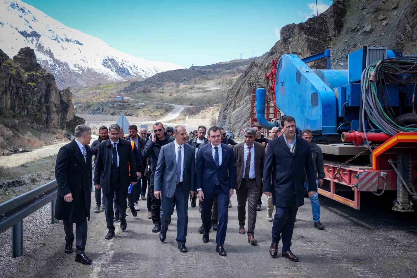 Vali Taşyapan heyelan bölgesinde
