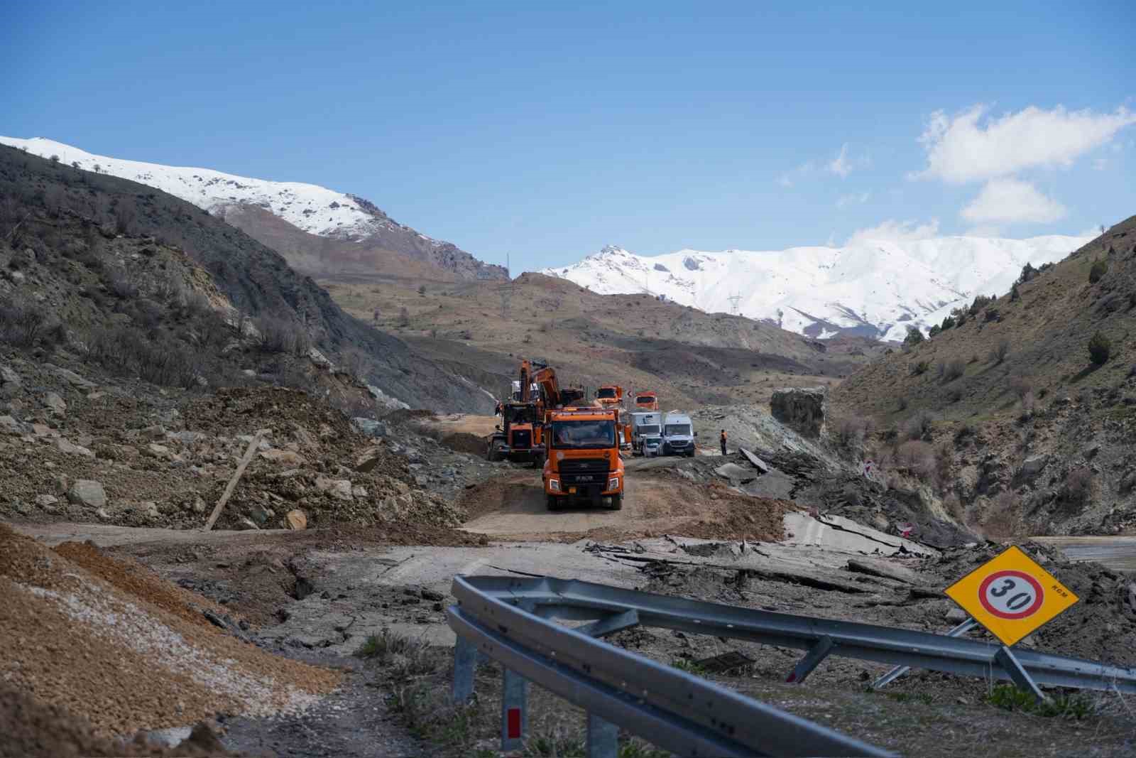 Vali Taşyapan heyelan bölgesinde
