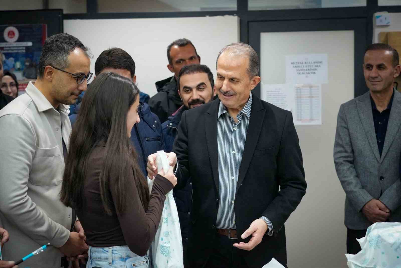 Vali Taşyapan’dan Diyanet Gençlik Etüt Merkezi’ne ziyaret
