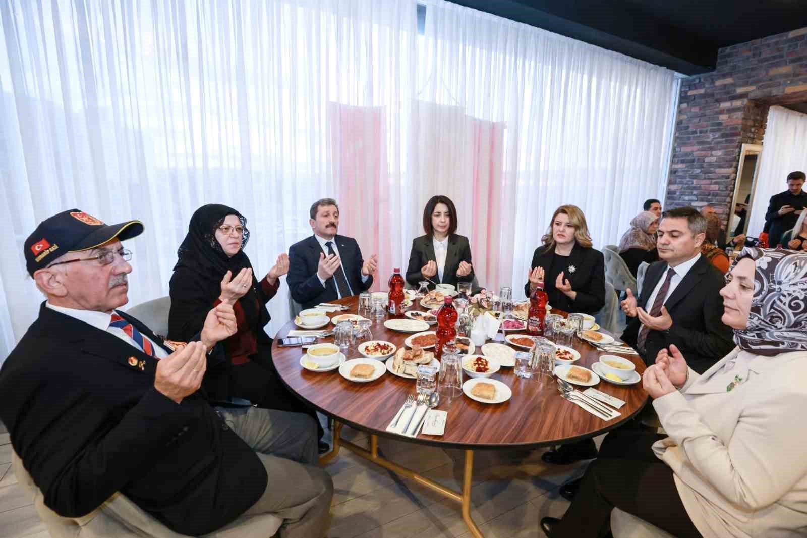 Vali Tavlı: "Ne yaparsak yapalım aziz şehitlerimize şükran borcumuzu layıkıyla ödeyemeyiz"
