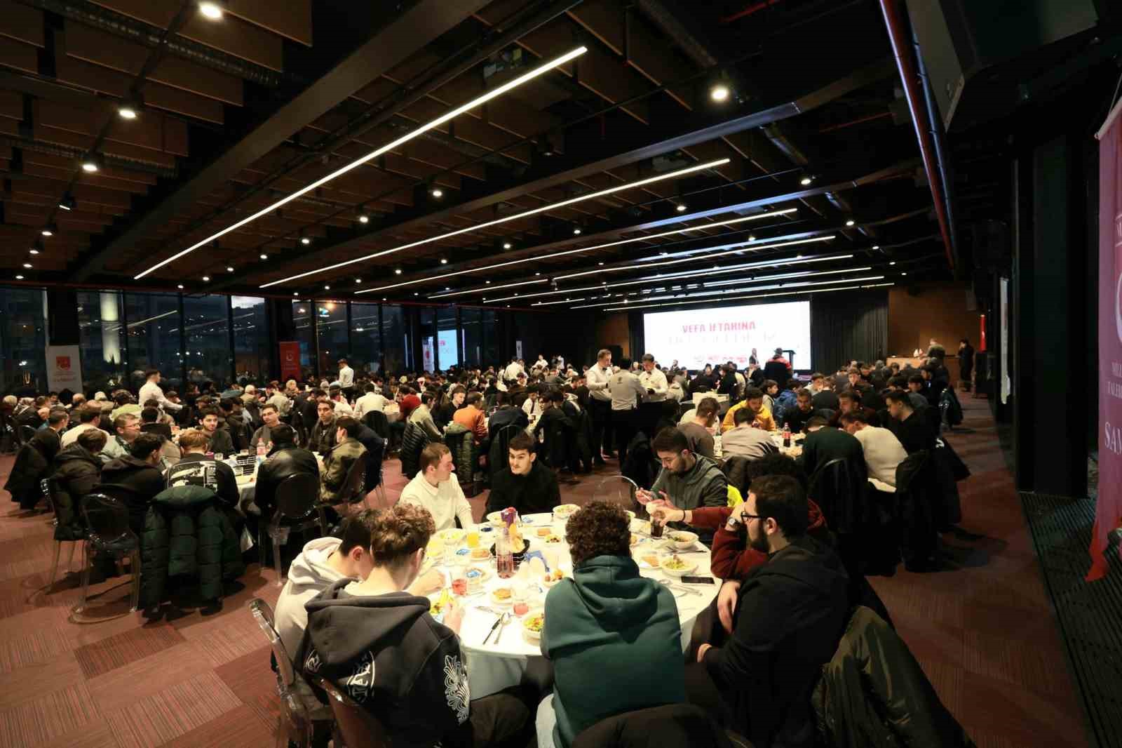 Vali Tavlı’dan iftar programında anlamlı mesaj: "Nice Kızılelmalarla buluşmak dileğiyle"
Vali Tavlı’dan iftar programında anlamlı mesaj: "Nice Kızılelmalarla buluşmak dileğiyle"