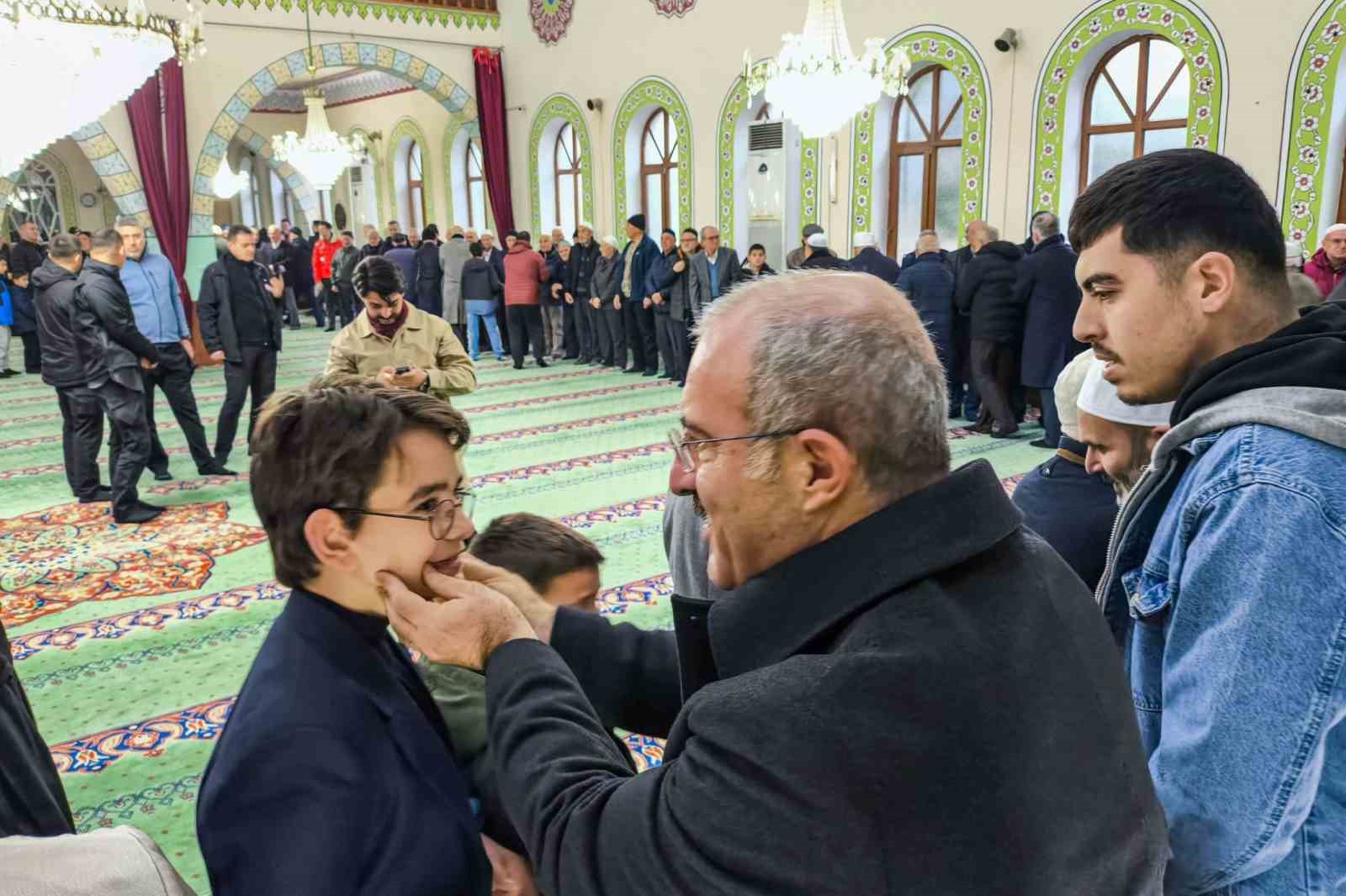 Vali Toraman, namaz sonrası vatandaşlarla bayramlaştı
