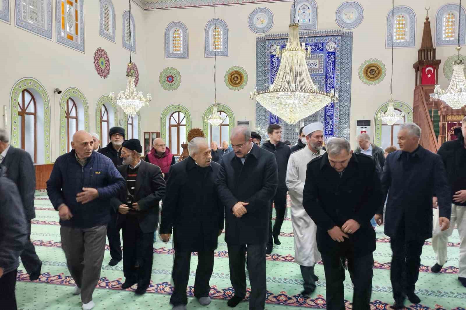 Vali Toraman, namaz sonrası vatandaşlarla bayramlaştı
