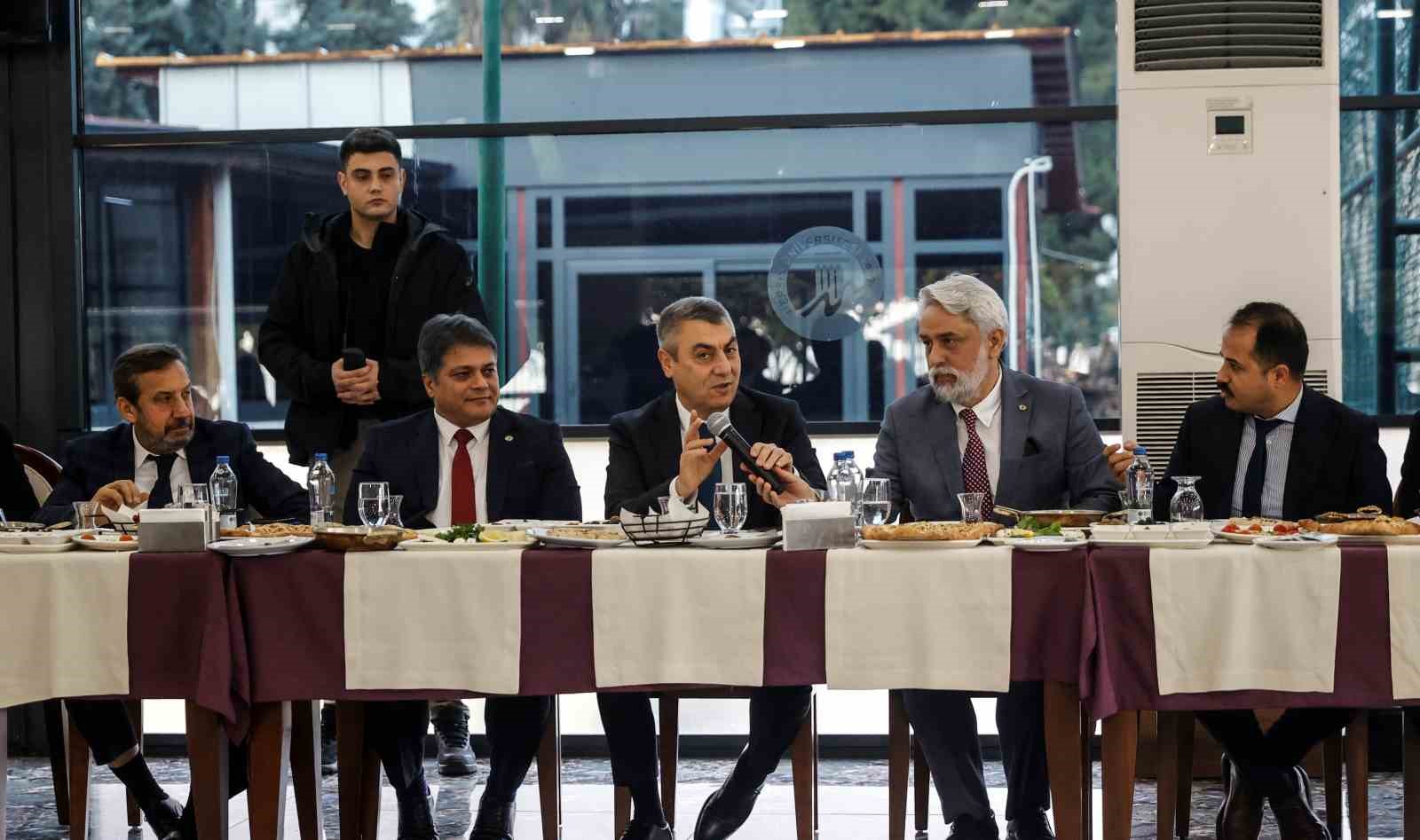 Vali Toros: "Mersin, potansiyeli ve gücüyle çok kıymetli bir şehir"
Vali Toros: "Mersin, potansiyeli ve gücüyle çok kıymetli bir şehir"