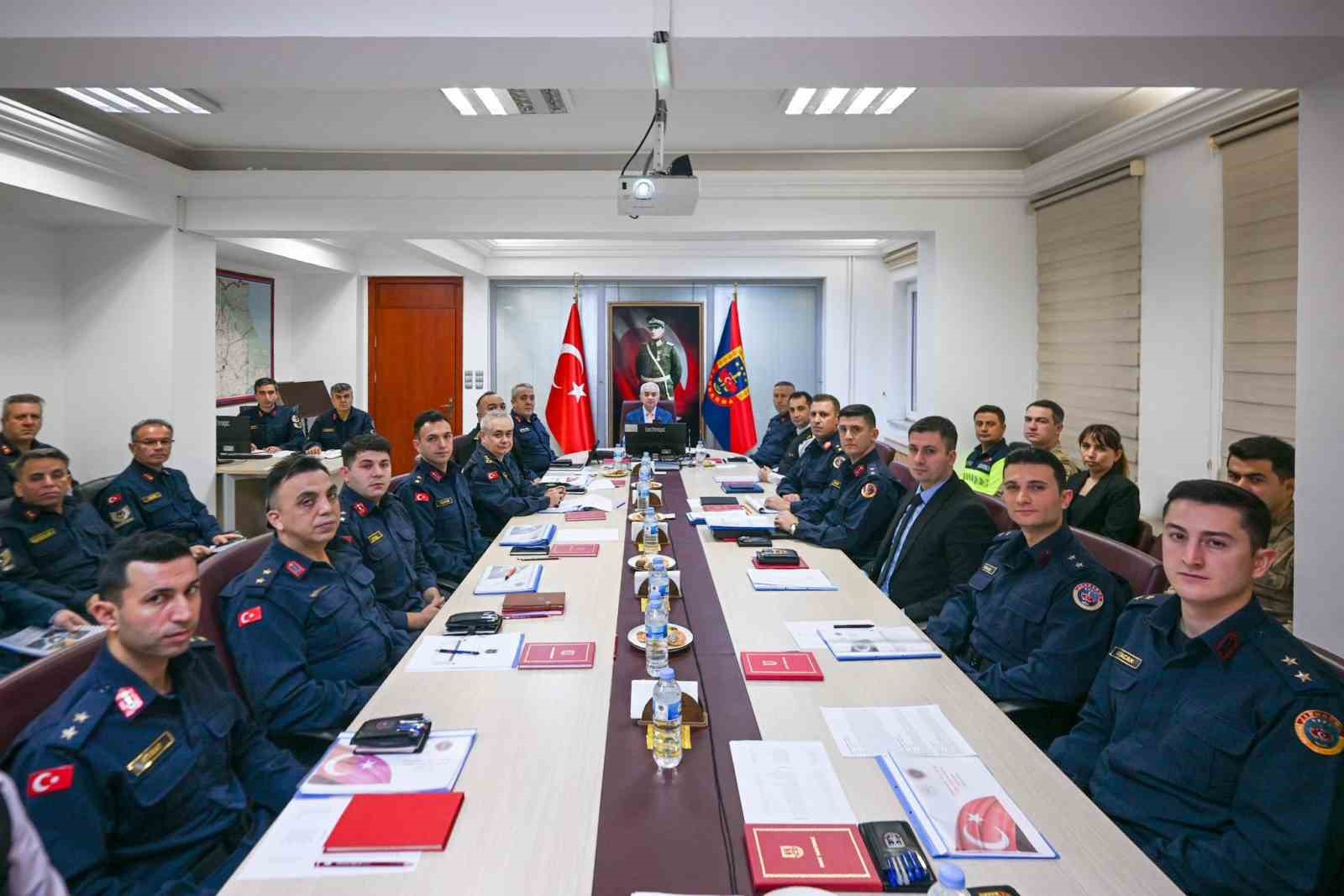 Vali Turan jandarmadan brifing aldı
