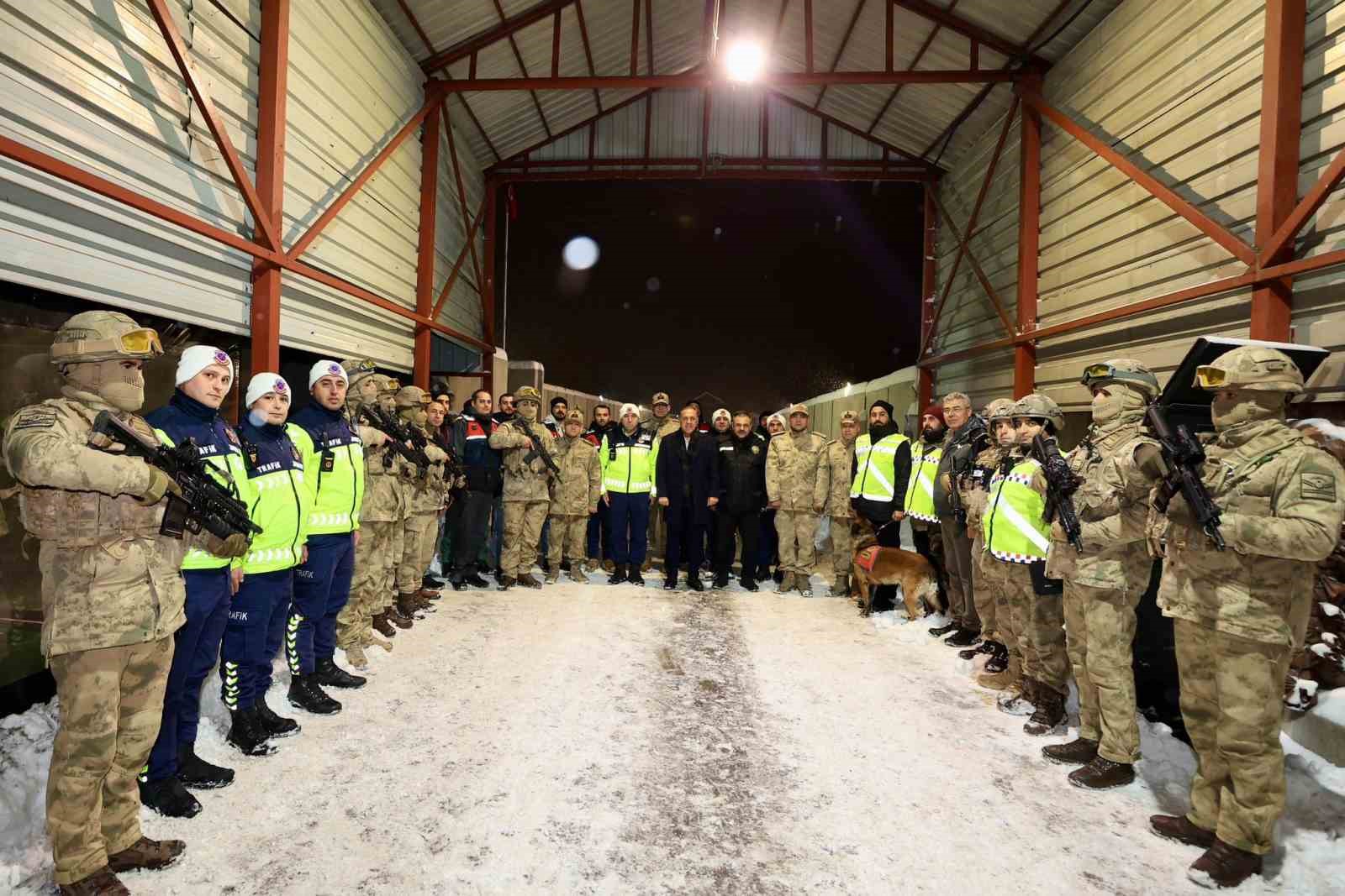 Vali Usta, görevi başındaki güvenlik güçleriyle bir araya geldi

