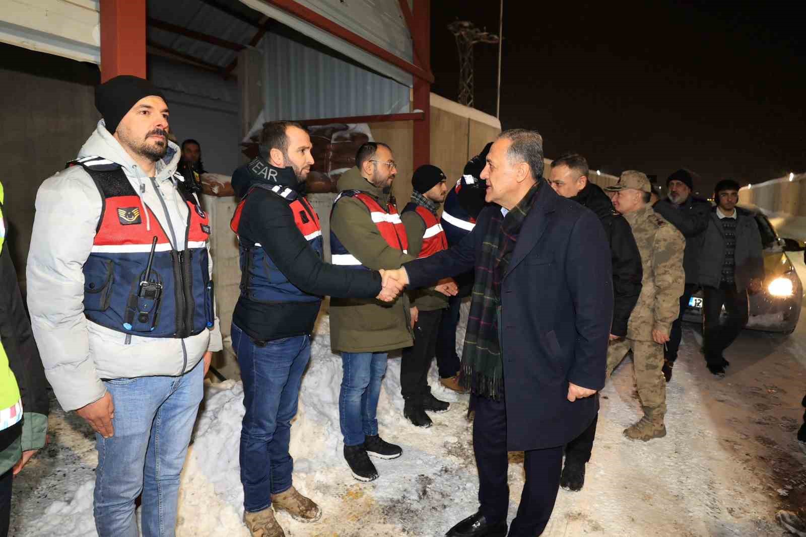 Vali Usta, görevi başındaki güvenlik güçleriyle bir araya geldi
