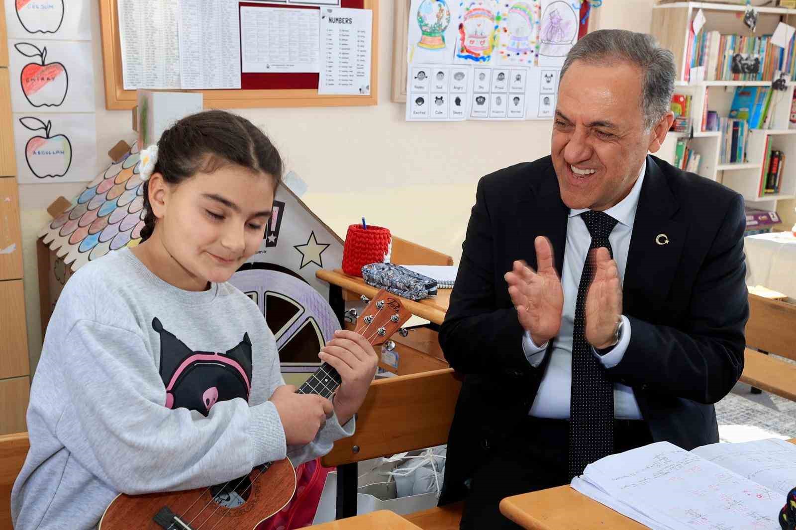 Vali Usta’dan fedakar öğretmene ve 4 öğrencisine ziyaret
