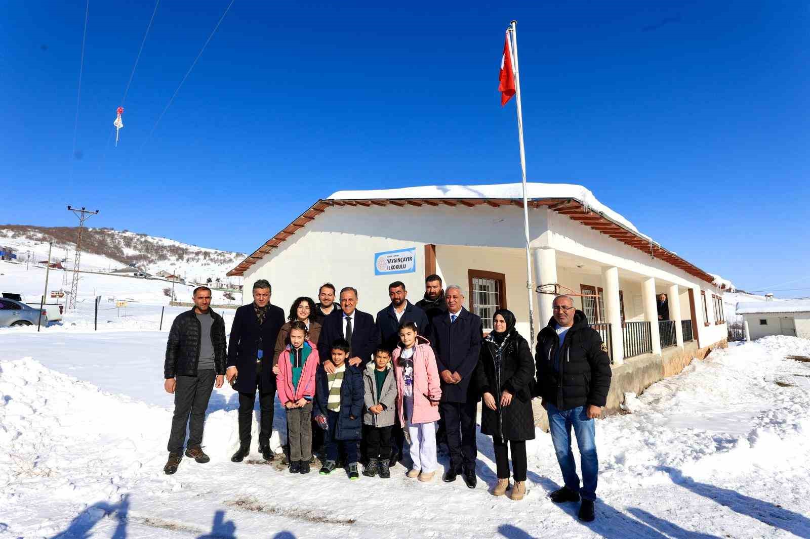 Vali Usta’dan fedakar öğretmene ve 4 öğrencisine ziyaret
