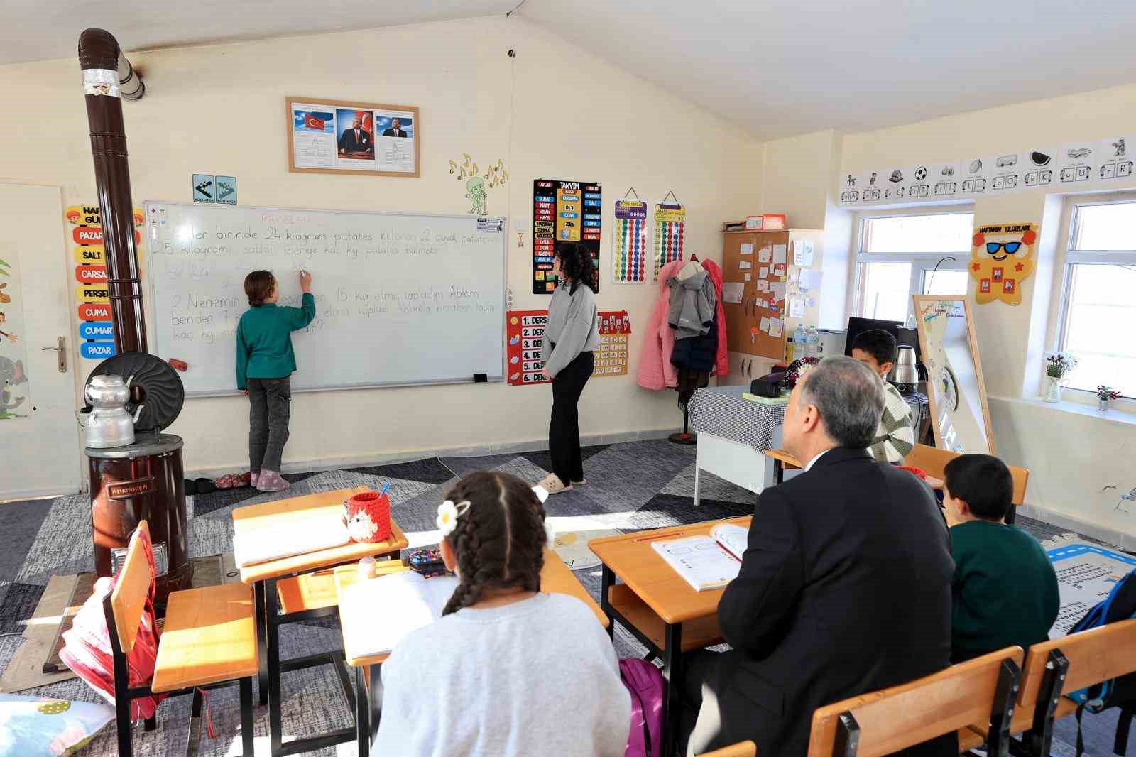 Vali Usta’dan fedakar öğretmene ve 4 öğrencisine ziyaret
