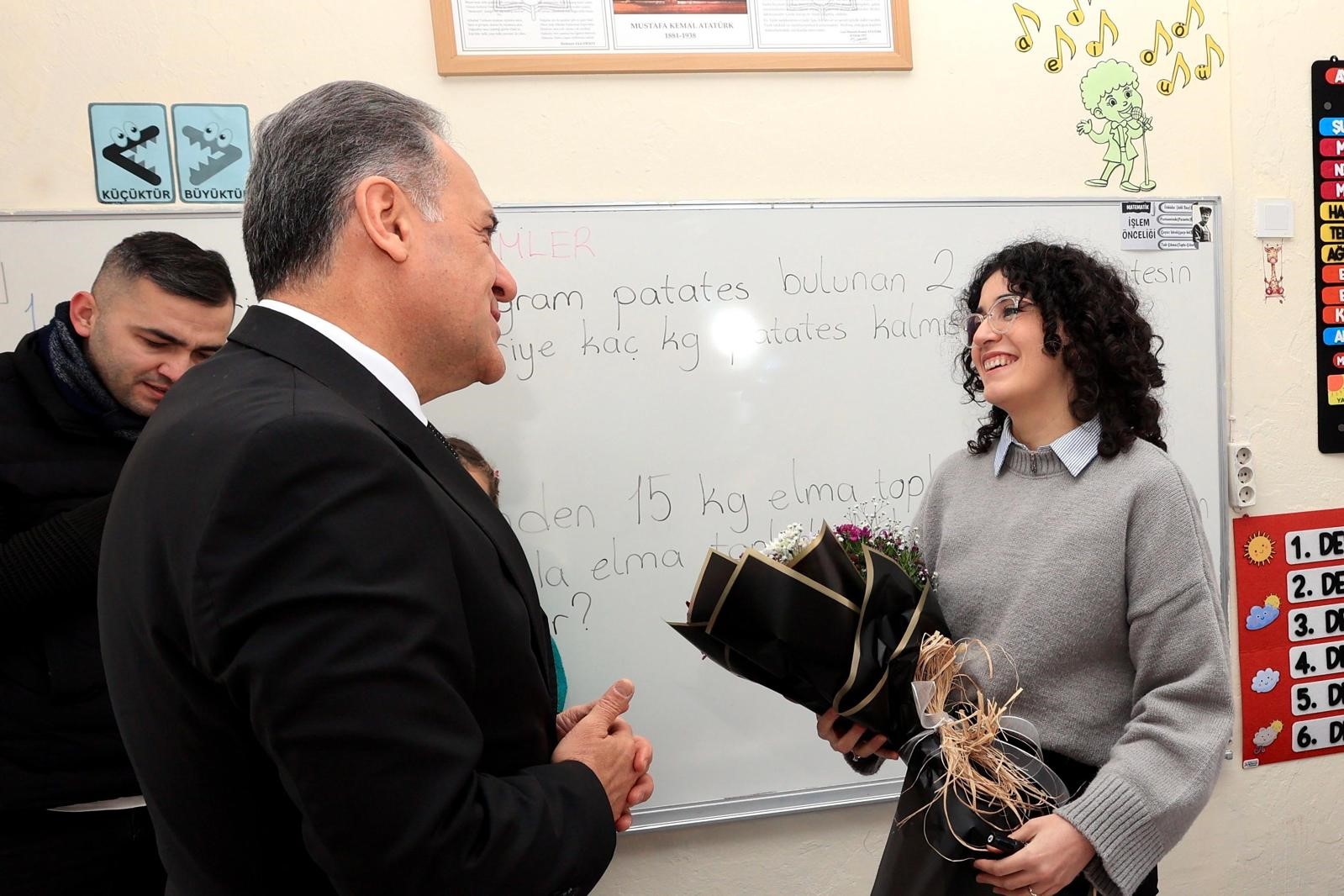 Vali Usta’dan fedakar öğretmene ve 4 öğrencisine ziyaret
