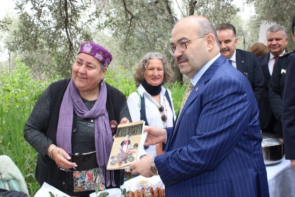 Vali Ustaoğlu, antik kenti gezerek sikke basıp sabun yaptı
