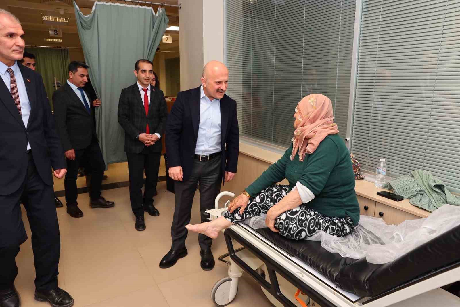 Vali Varol’dan hastalara ziyaret
