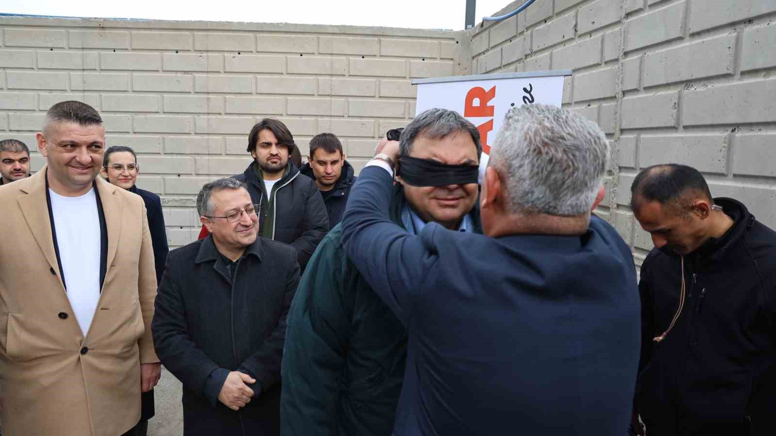 Vali yardımcısı gözleri bağlı araç kullandı
