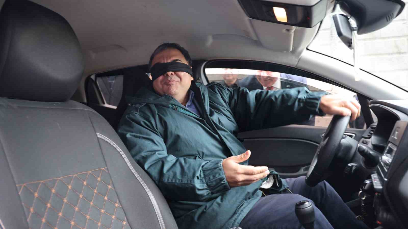 Vali yardımcısı gözleri bağlı araç kullandı
