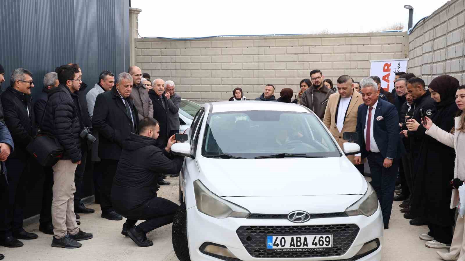 Vali yardımcısı gözleri bağlı araç kullandı
