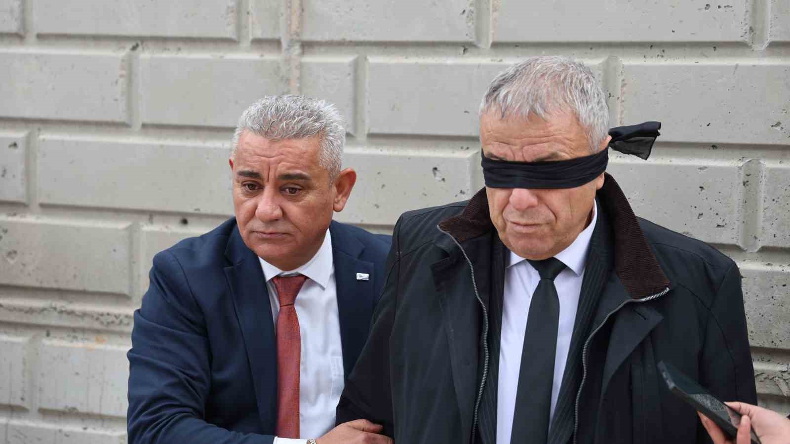 Vali yardımcısı gözleri bağlı araç kullandı
