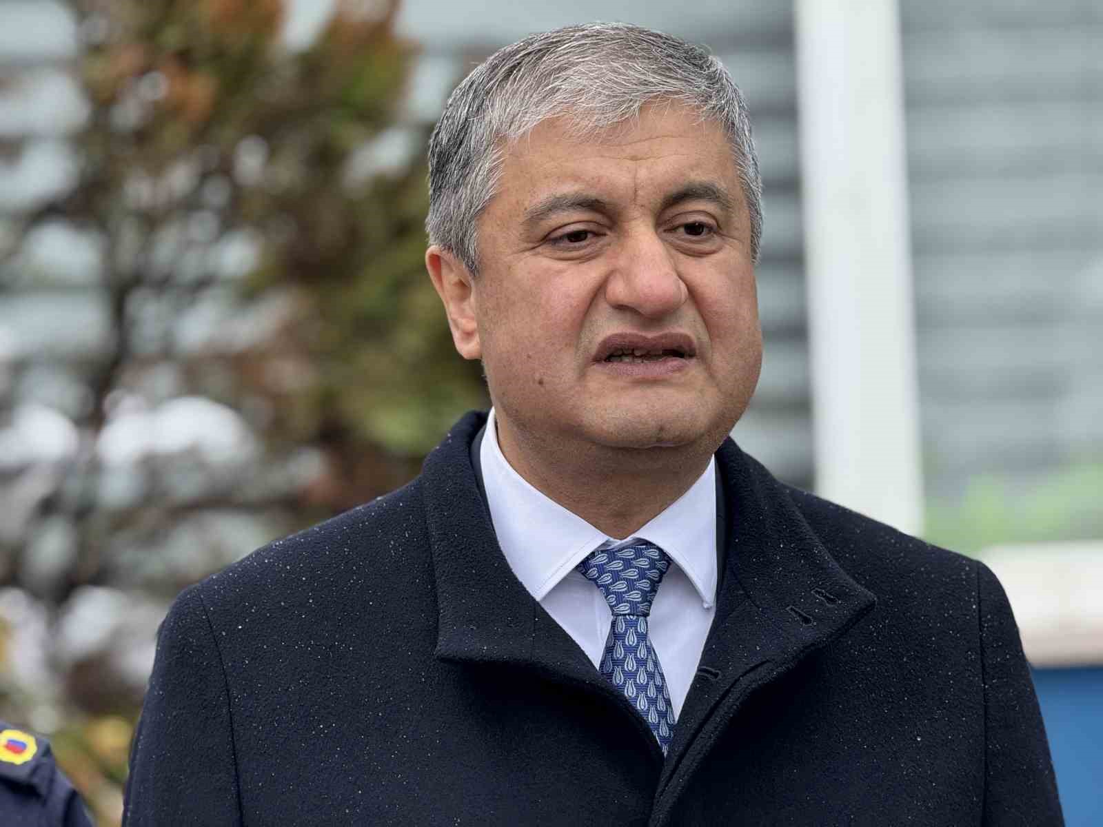 Vali Yavuz’dan don ve buzlanma uyarısı: "Bu gece en soğuk geceyi yaşayacağız"
Vali Yavuz’dan don ve buzlanma uyarısı: "Bu gece en soğuk geceyi yaşayacağız"