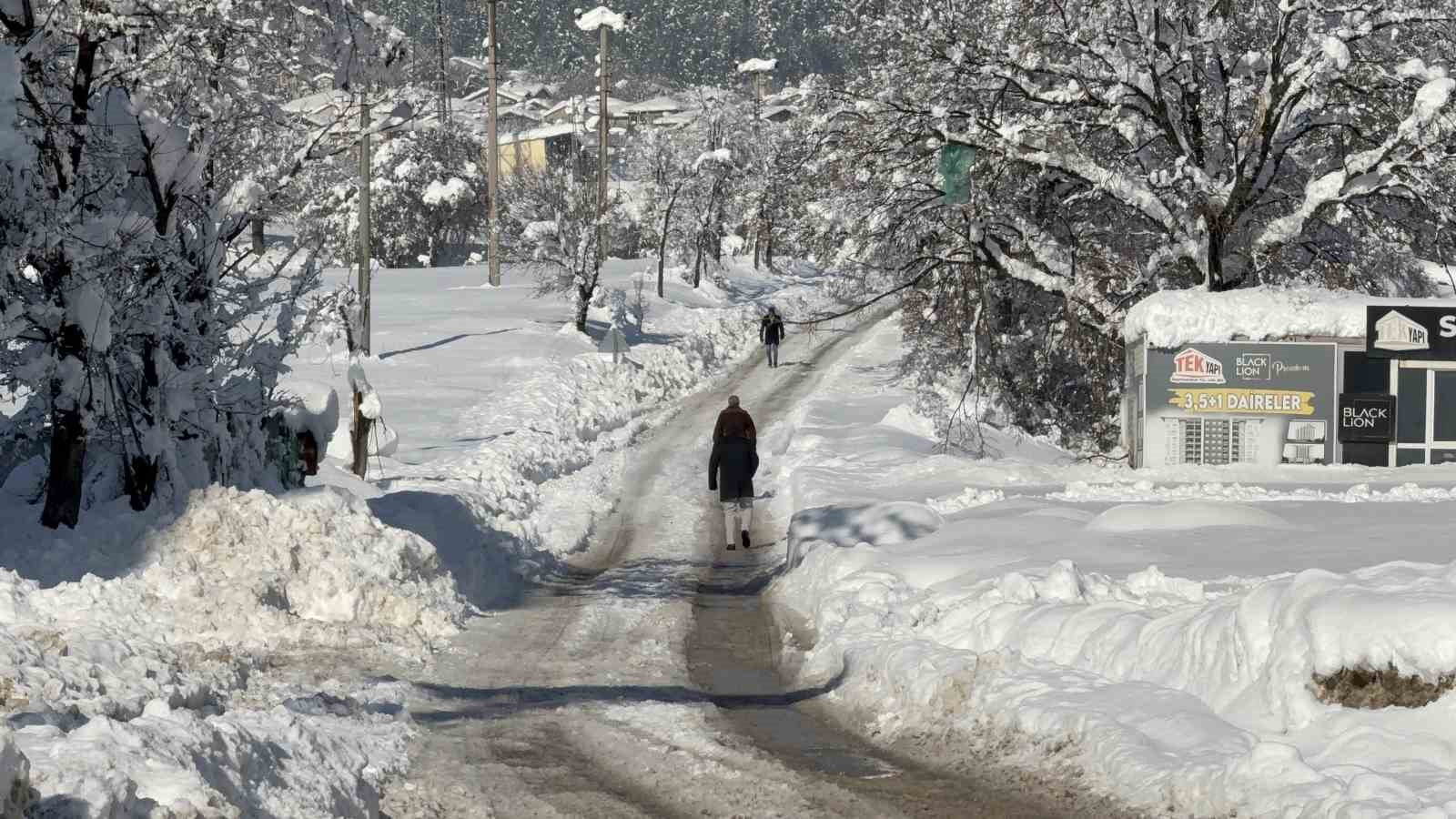 Vali Yavuz’dan don ve buzlanma uyarısı: "Bu gece en soğuk geceyi yaşayacağız"
Vali Yavuz’dan don ve buzlanma uyarısı: "Bu gece en soğuk geceyi yaşayacağız"