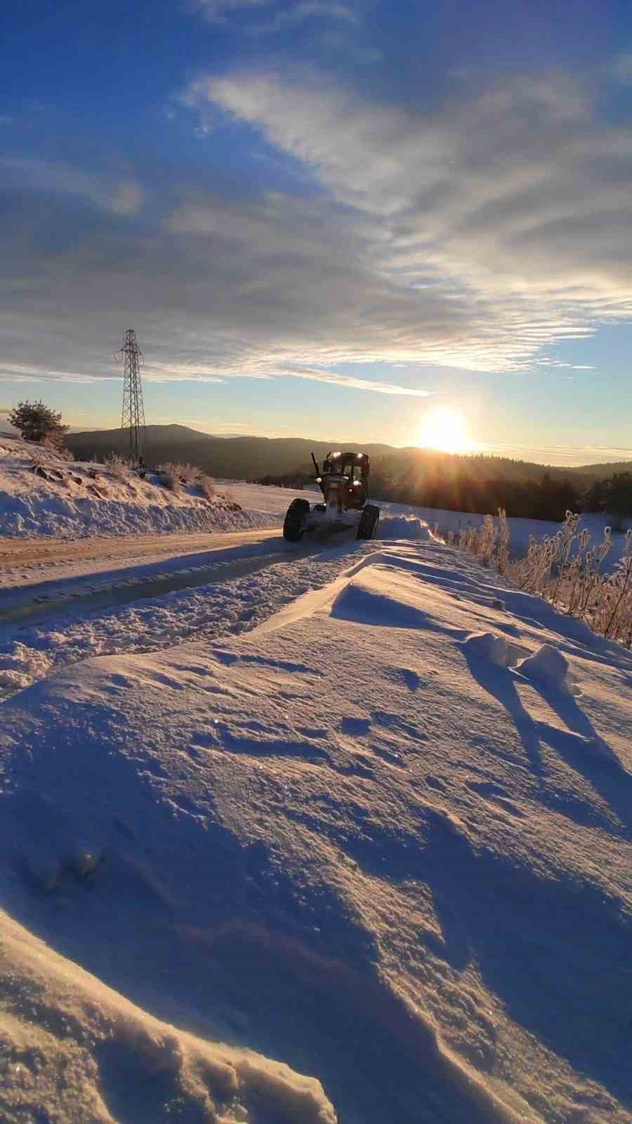 Vali Yavuz’dan don ve buzlanma uyarısı: "Bu gece en soğuk geceyi yaşayacağız"
Vali Yavuz’dan don ve buzlanma uyarısı: "Bu gece en soğuk geceyi yaşayacağız"