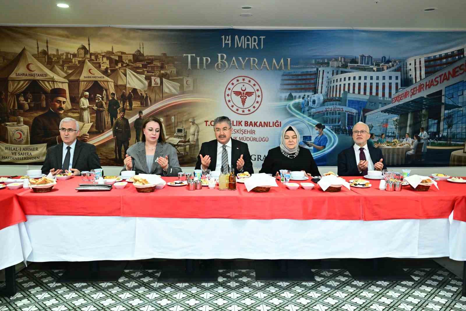 Vali Yılmaz: "14 Mart Tıp Bayramı’nı yürekten kutluyorum"
Vali Yılmaz: "14 Mart Tıp Bayramı’nı yürekten kutluyorum"