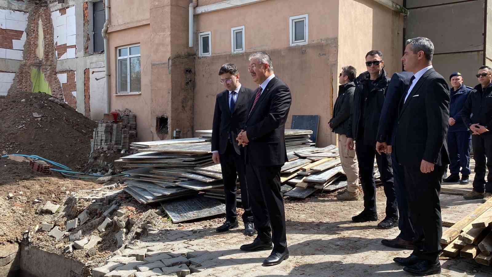 Vali Yılmaz, Alpu’da hem vatandaşla buluştu, hem çalışmaları denetledi
