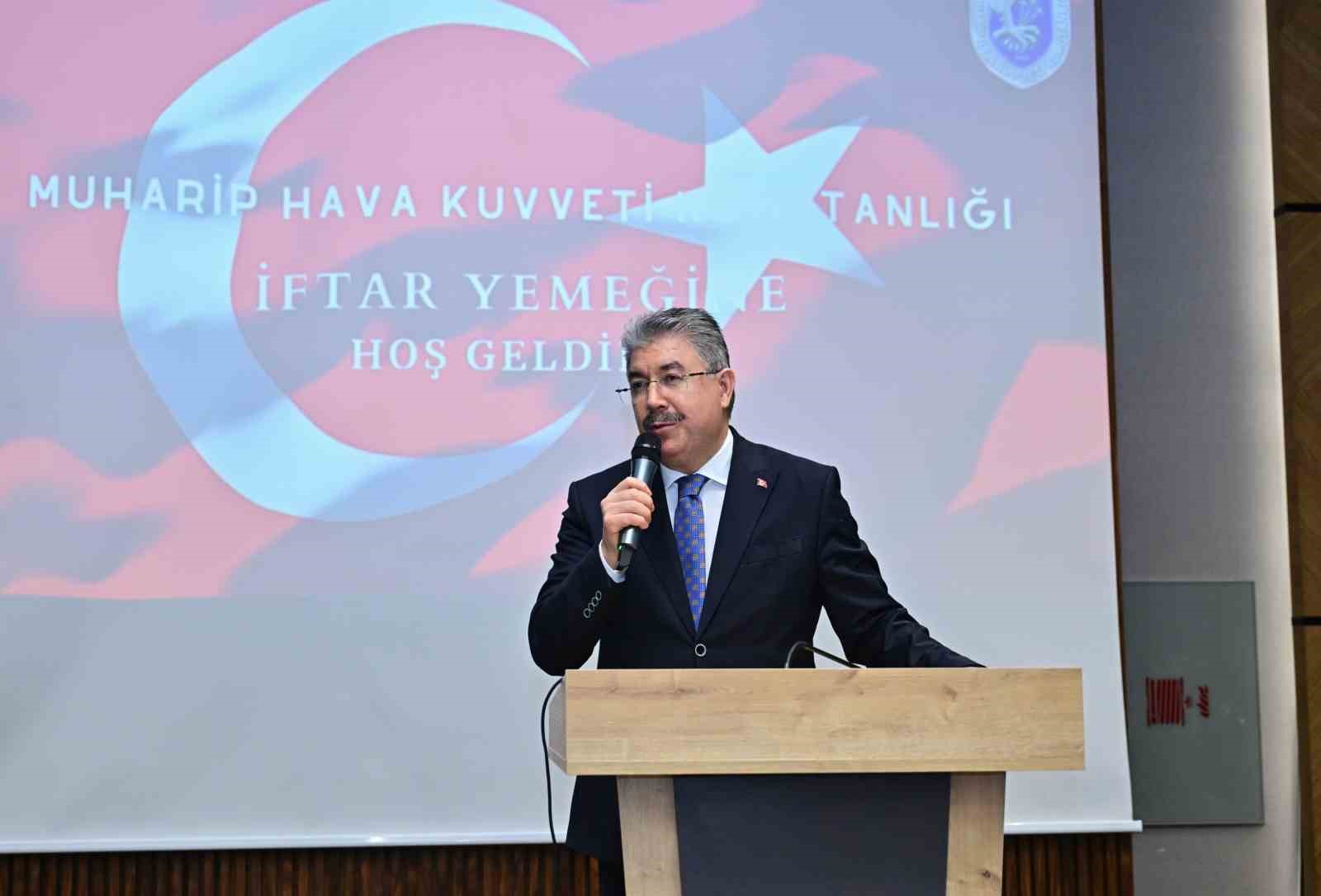 Vali Yılmaz: "Aziz şehitlerimizi ve kahraman gazilerimizi hiçbir zaman unutmayacağız"
Vali Yılmaz: "Aziz şehitlerimizi ve kahraman gazilerimizi hiçbir zaman unutmayacağız"