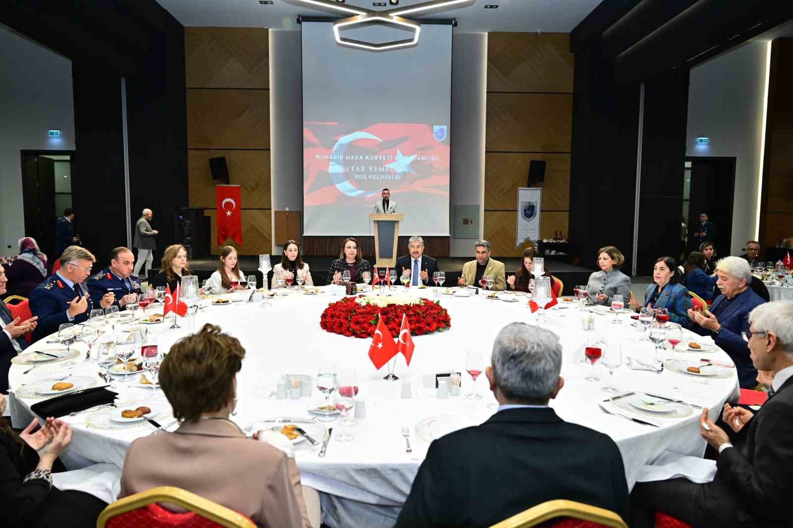 Vali Yılmaz: "Aziz şehitlerimizi ve kahraman gazilerimizi hiçbir zaman unutmayacağız"
Vali Yılmaz: "Aziz şehitlerimizi ve kahraman gazilerimizi hiçbir zaman unutmayacağız"