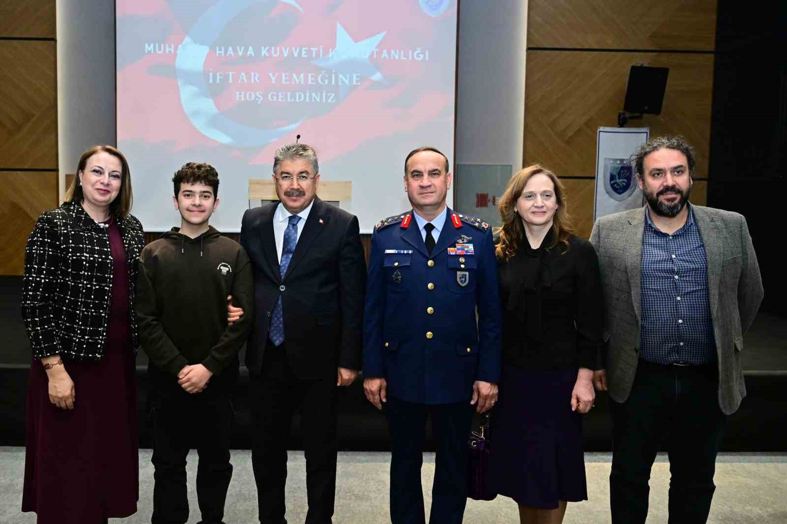 Vali Yılmaz: "Aziz şehitlerimizi ve kahraman gazilerimizi hiçbir zaman unutmayacağız"
Vali Yılmaz: "Aziz şehitlerimizi ve kahraman gazilerimizi hiçbir zaman unutmayacağız"