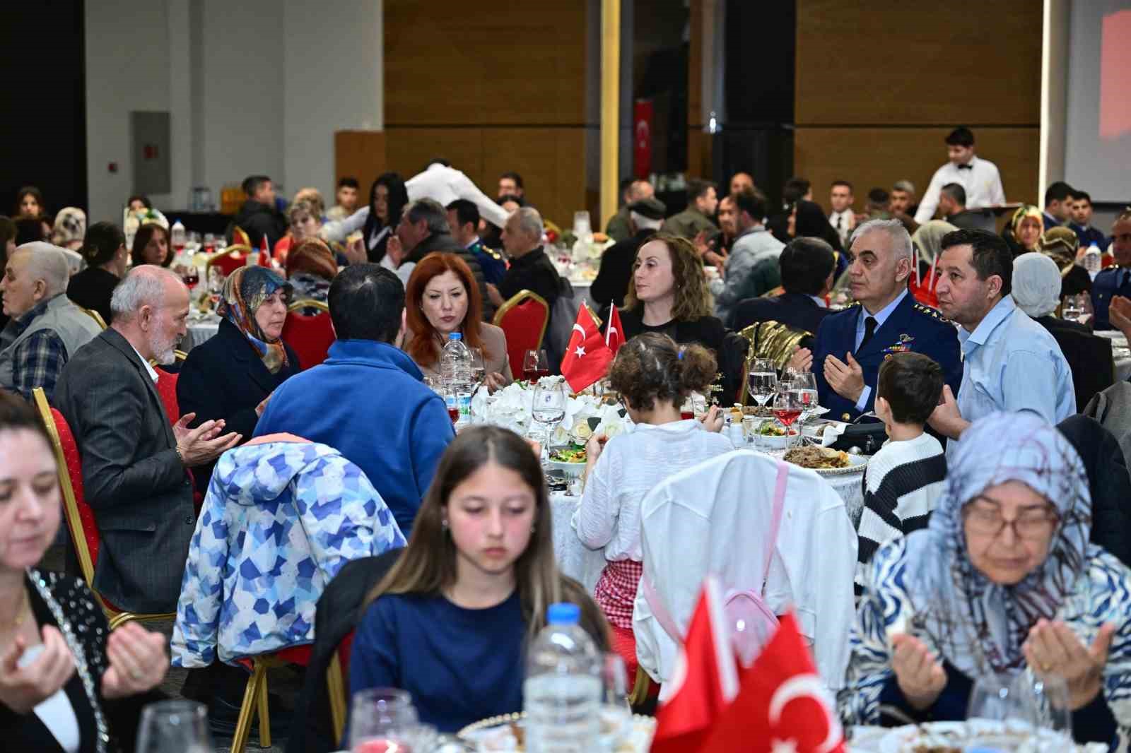 Vali Yılmaz: "Aziz şehitlerimizi ve kahraman gazilerimizi hiçbir zaman unutmayacağız"
Vali Yılmaz: "Aziz şehitlerimizi ve kahraman gazilerimizi hiçbir zaman unutmayacağız"