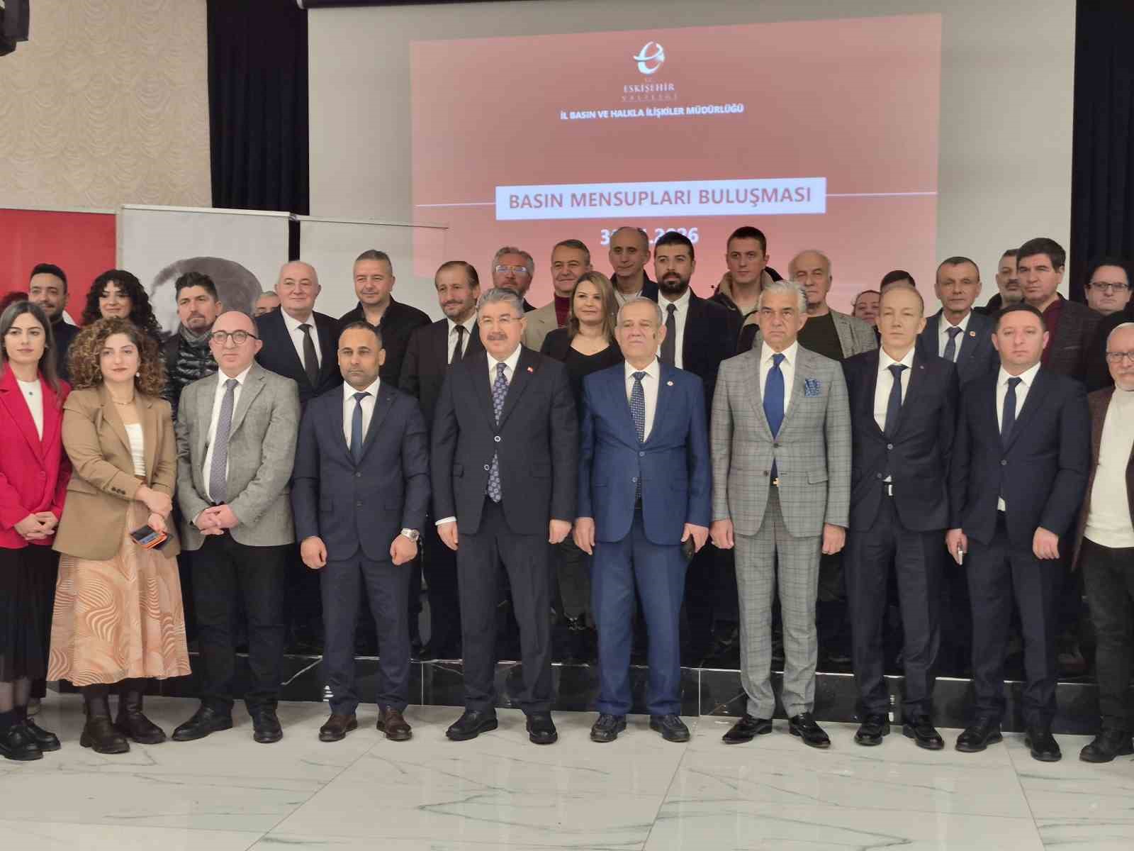 Vali Yılmaz, basın mensupları ile buluştu
Vali Yılmaz, basın mensupları ile buluştu