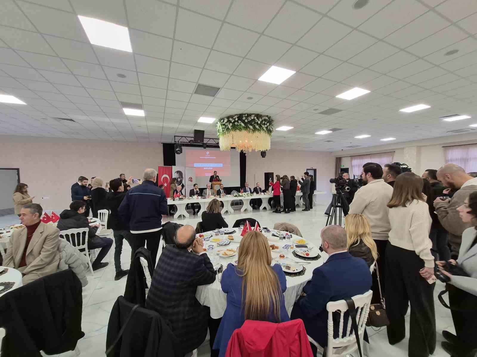 Vali Yılmaz, basın mensupları ile buluştu
Vali Yılmaz, basın mensupları ile buluştu