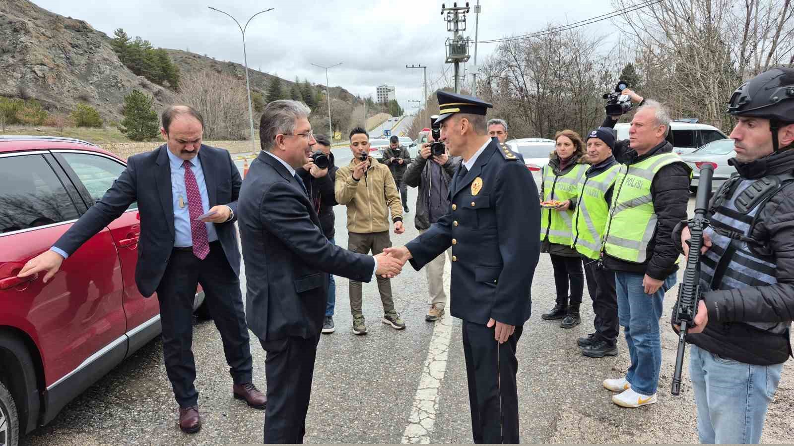 Vali Yılmaz, görev başındaki polis ve jandarma ile bayramlaştı
