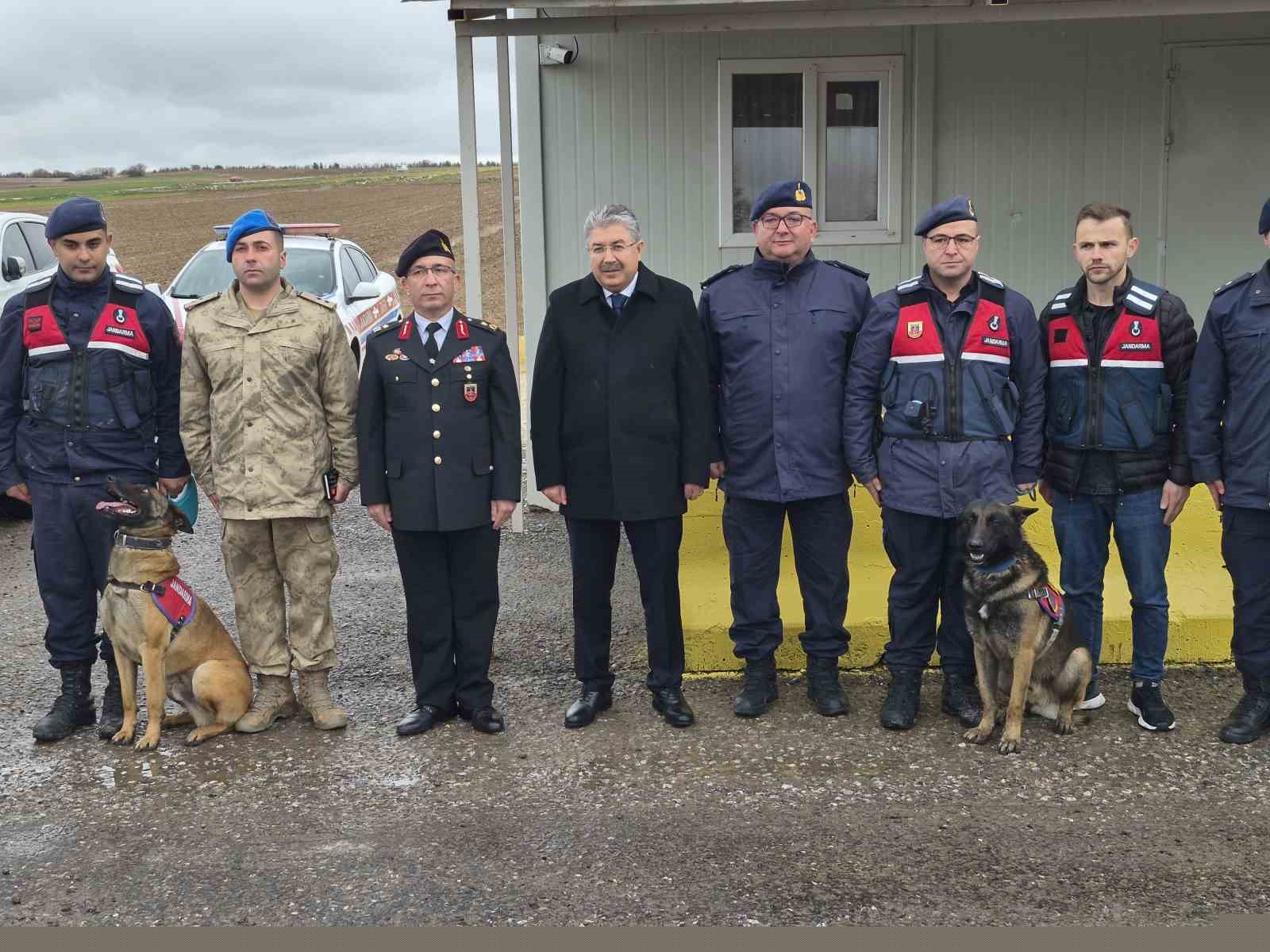 Vali Yılmaz, görev başındaki polis ve jandarma ile bayramlaştı
