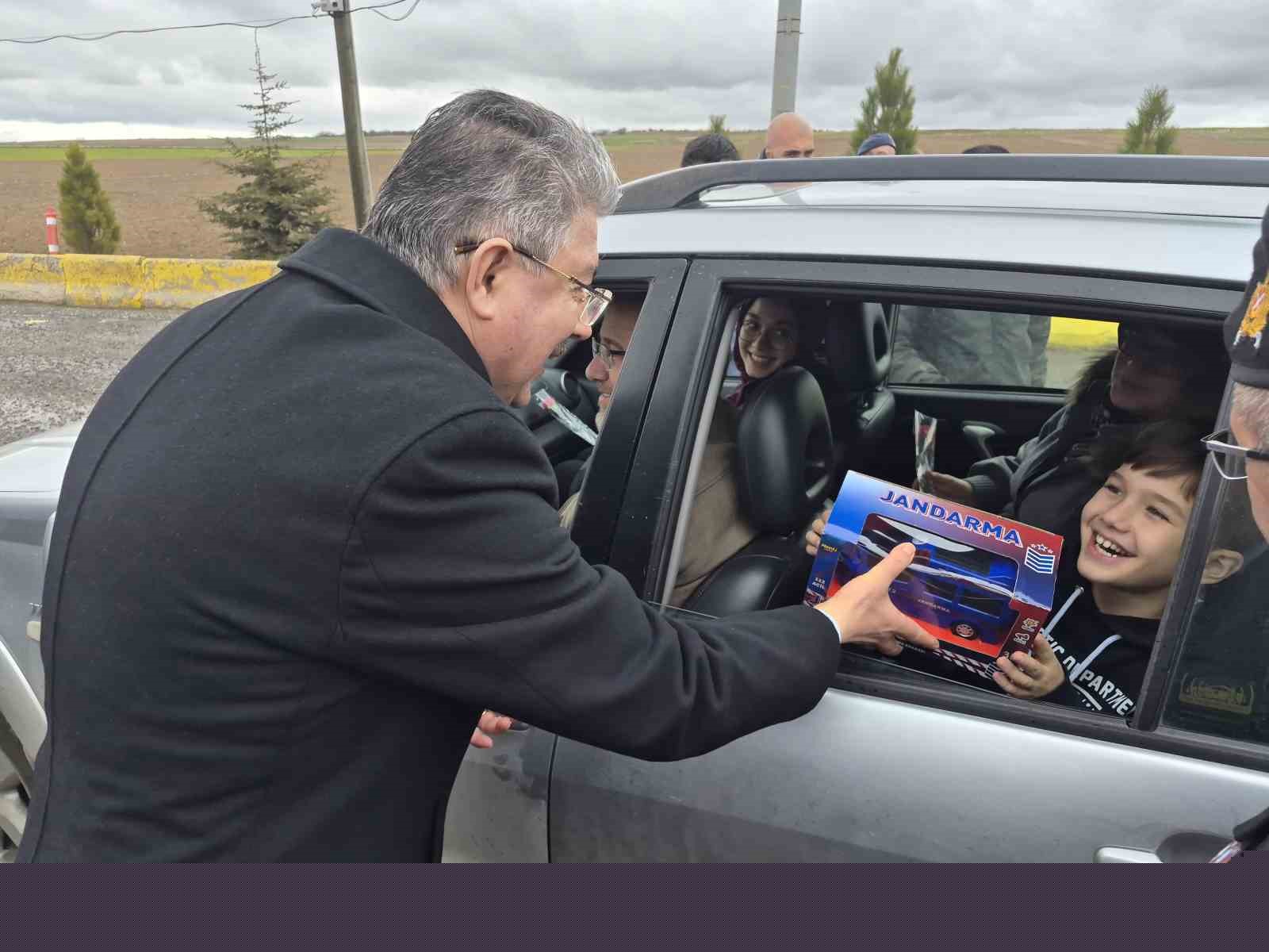 Vali Yılmaz, görev başındaki polis ve jandarma ile bayramlaştı
