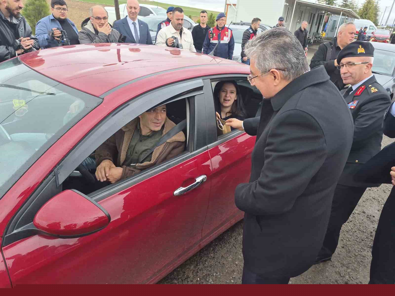 Vali Yılmaz, görev başındaki polis ve jandarma ile bayramlaştı
