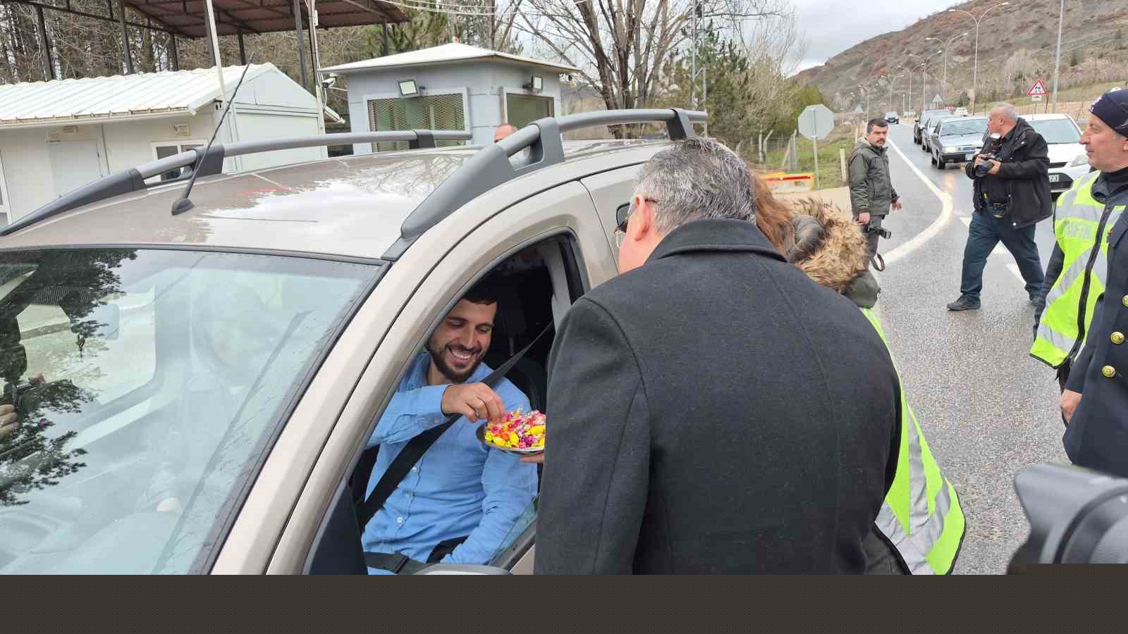 Vali Yılmaz, görev başındaki polis ve jandarma ile bayramlaştı
