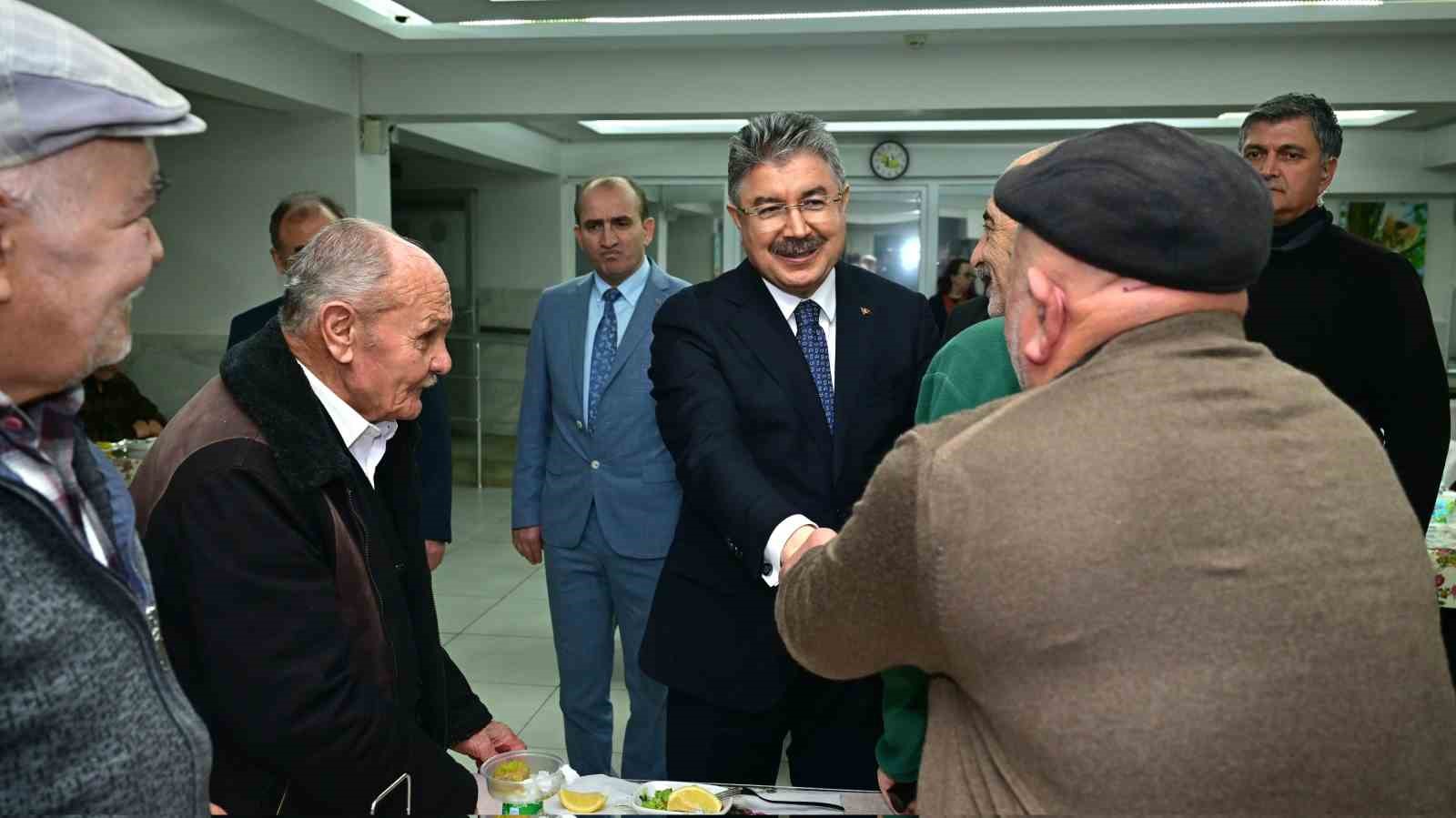 Vali Yılmaz, huzurevi sakinleriyle bir araya geldi
