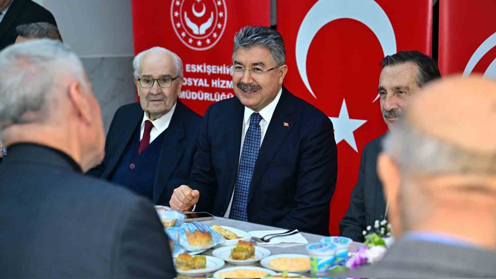 Vali Yılmaz, huzurevi sakinleriyle bir araya geldi
