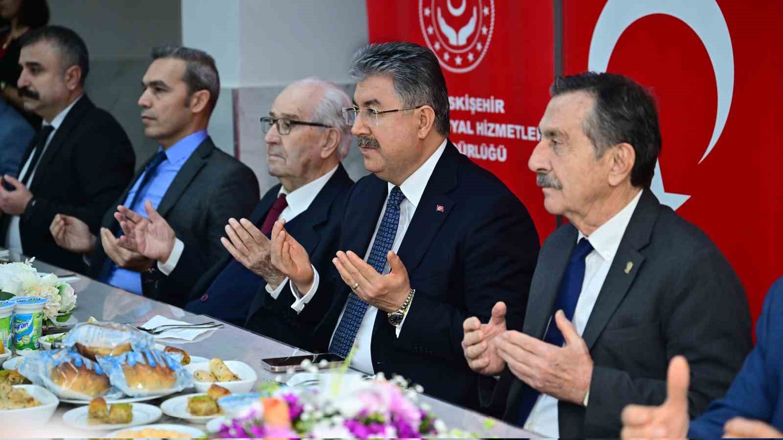 Vali Yılmaz, huzurevi sakinleriyle bir araya geldi
