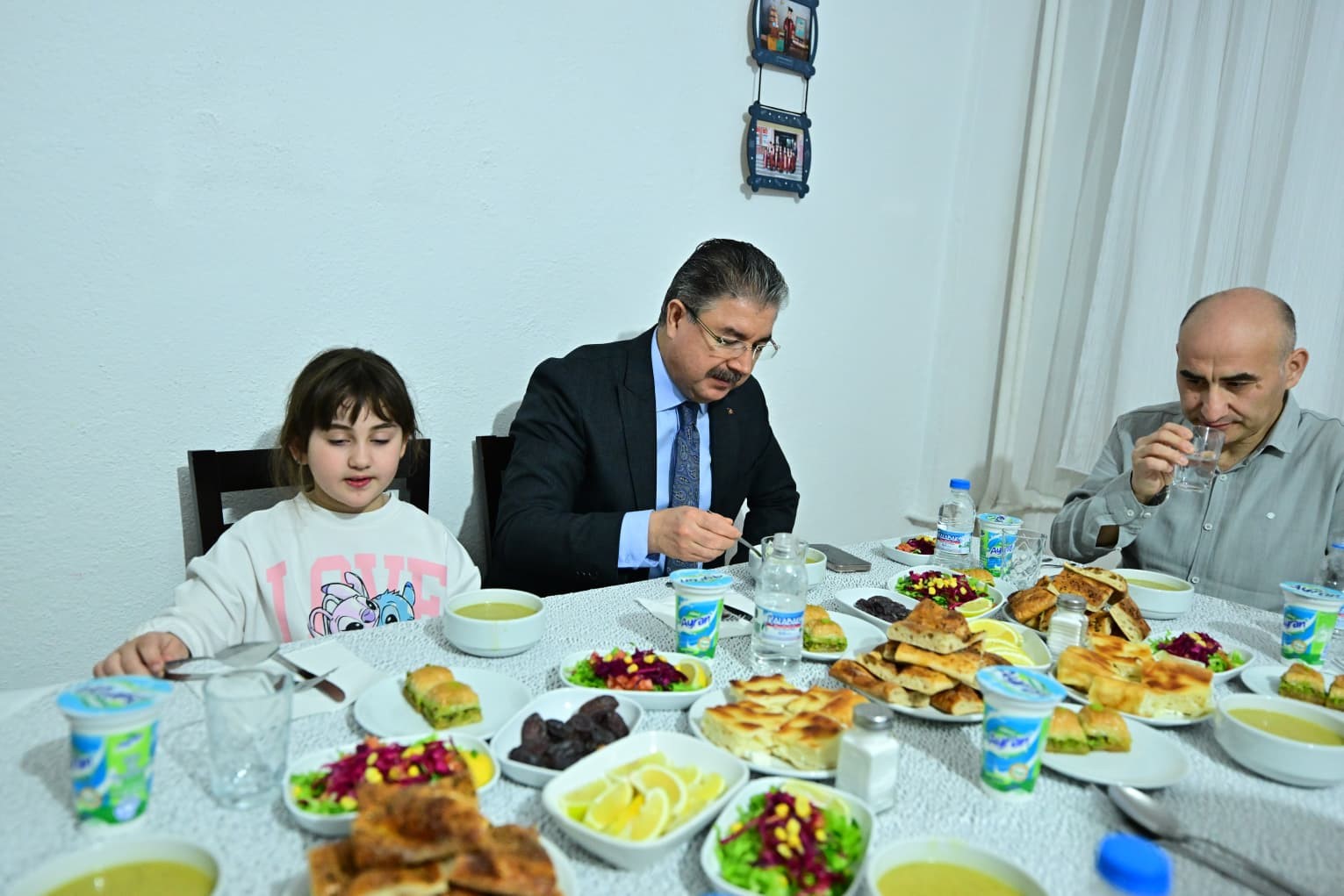 Vali Yılmaz, iftarda vatandaşın evine konuk oldu
