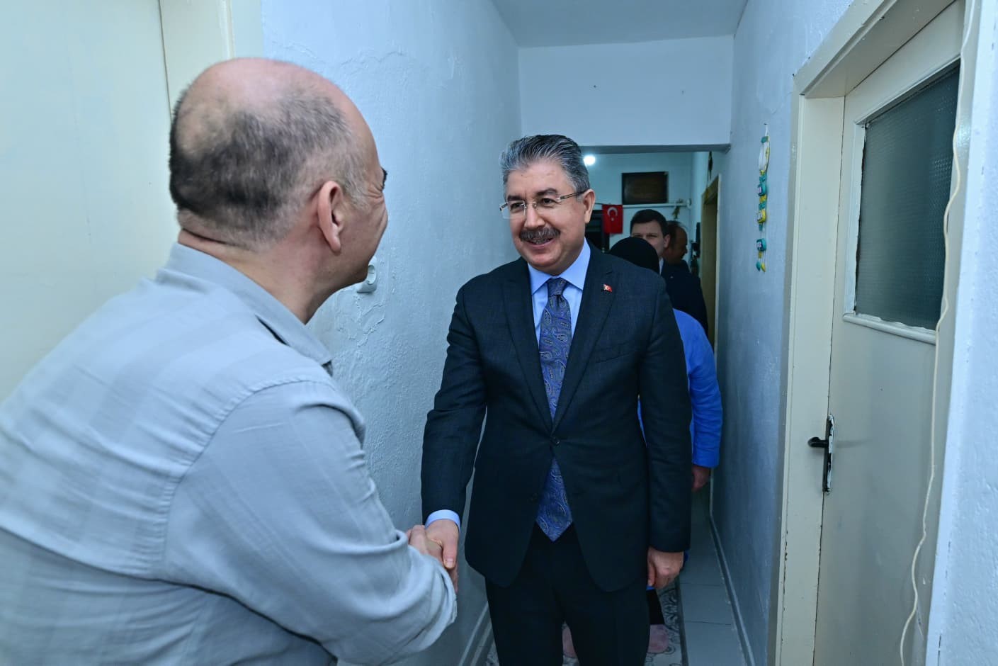 Vali Yılmaz, iftarda vatandaşın evine konuk oldu
