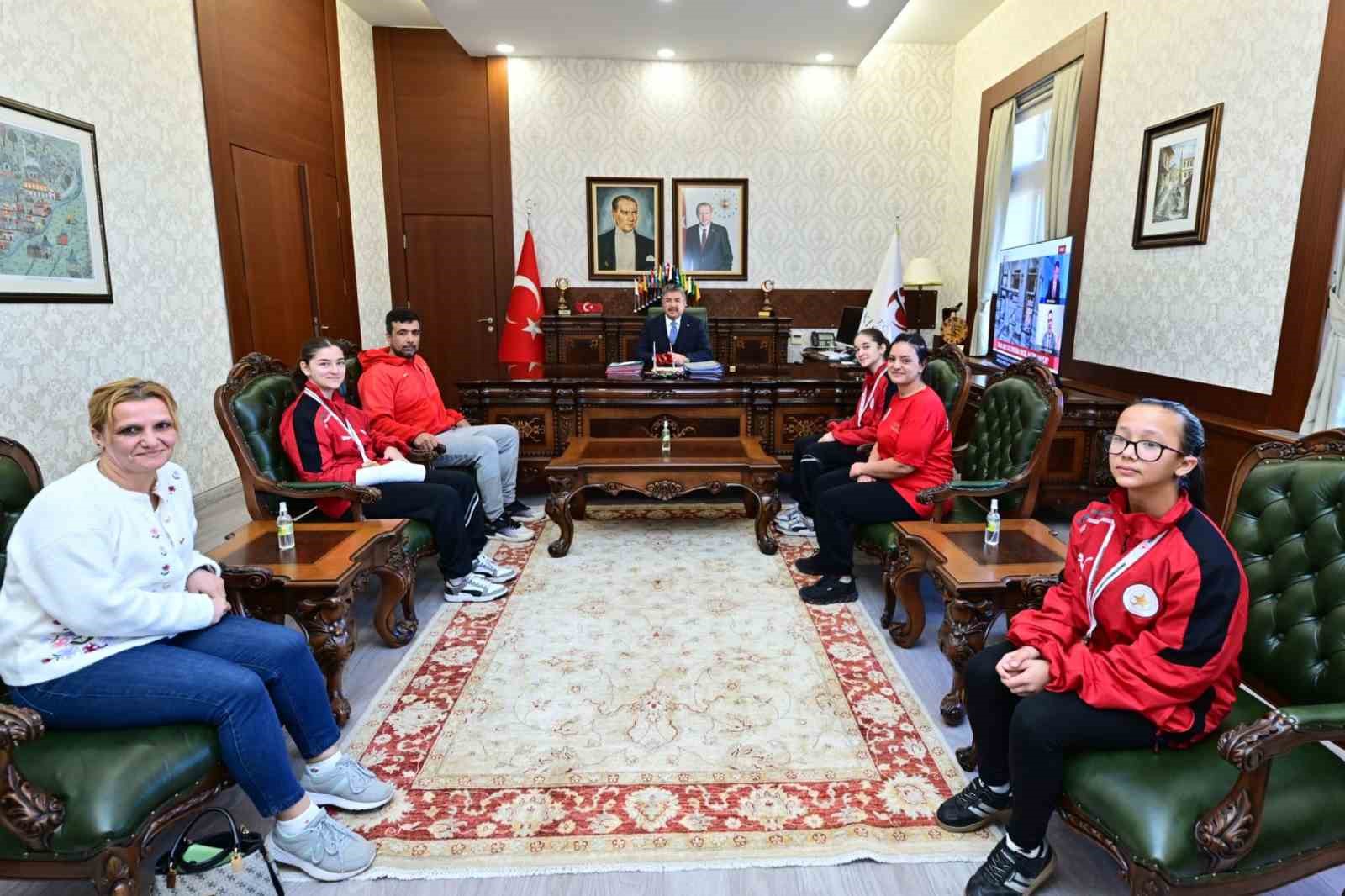 Vali Yılmaz, işitme engelli taekwondo sporcuları ile bir araya geldi
